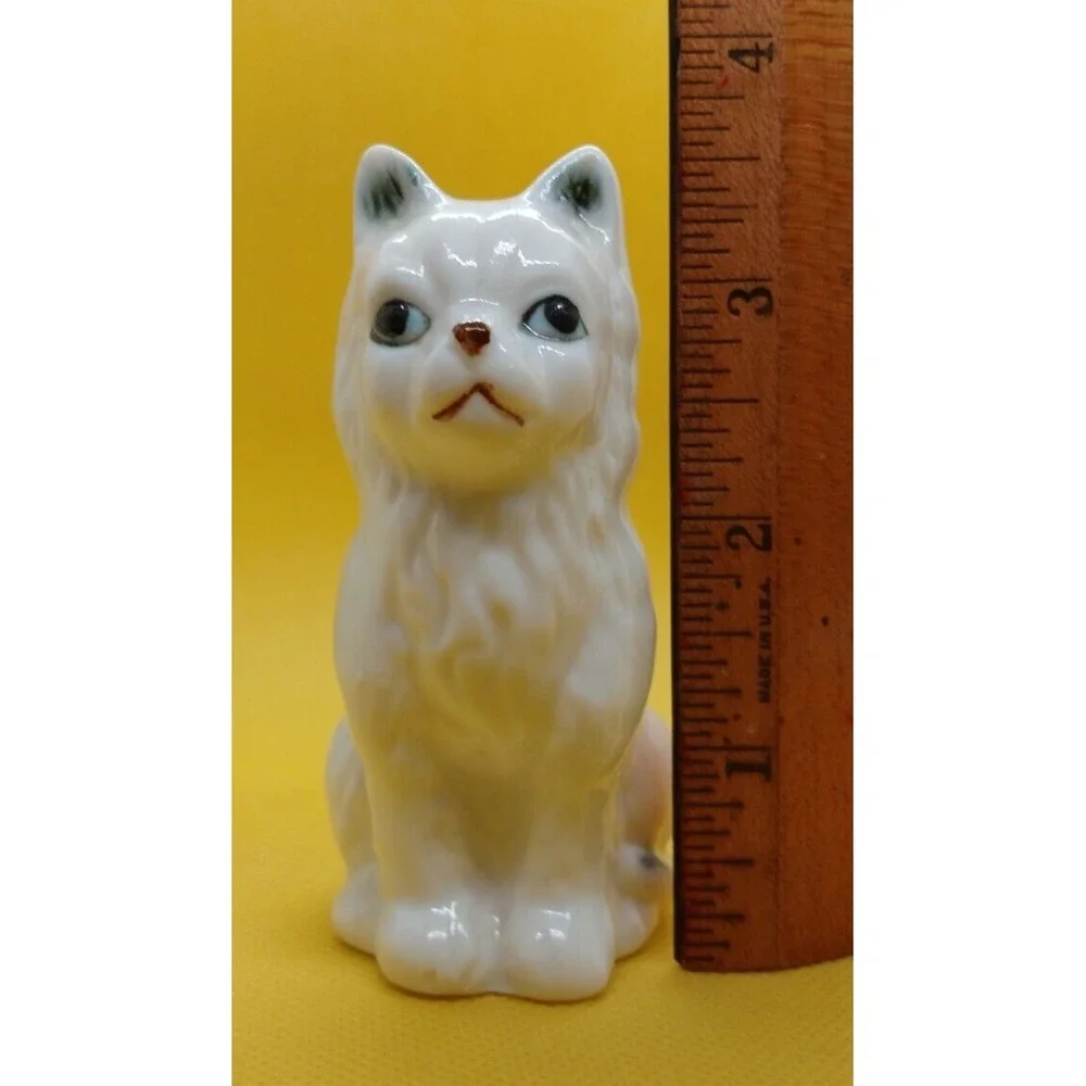 Cat Kitten Ceramic Cream And White Cat With Blue Eyes and stripes Figurine-USED